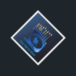 Serviette En Papier Métallurgique Bleu Chanukkah Menorah<br><div class="desc">Un rêve moderniste bleu métallique contre un arrière - plan sombre et nocturne. Deux des lettres hébraïques trouvées sur un dreidel,  une nonne et un shin,  brillent brillamment. Ajoutez votre propre texte.</div>