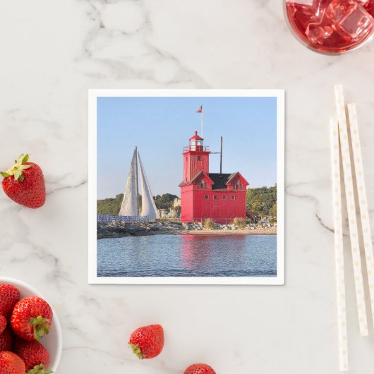 Serviette En Papier Michigan Big Red Lighthouse With Sailboat (En situation)