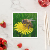 Serviette En Papier Miel abeille sur un Dandelion Jaune (En situation)