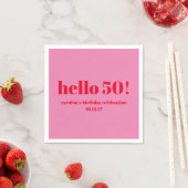 Serviette En Papier Moderne Gras brillant rose rouge 50e anniversaire  (En situation)