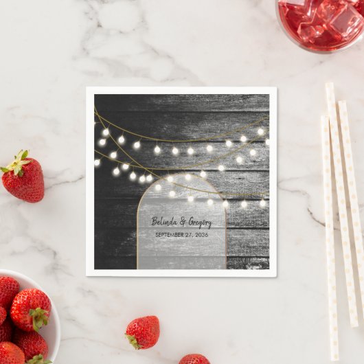Serviette En Papier Moderne Rustique Noir Bois Lumière Arc Mariage (En situation)