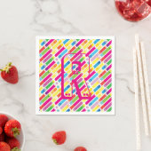 Serviette En Papier Monogramme Arc-en-ciel lignes diagonales Motif Pop (En situation)