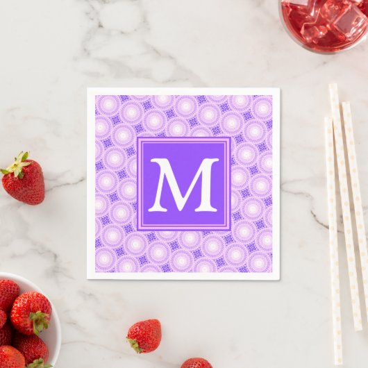 Serviette En Papier Monogramme cercles violets motif (En situation)