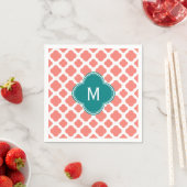 Serviette En Papier Monogramme Coral rose Quatrefoil Motif avec Turquo (En situation)