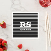 Serviette En Papier Monogramme et nom blanc en gras, Lt Gris sur noir (En situation)