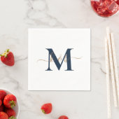 Serviette En Papier Monogramme Gold & Navy Swash Script Cocktail blanc (En situation)