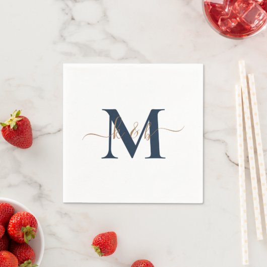 Serviette En Papier Monogramme Gold & Navy Swash Script Cocktail blanc (En situation)