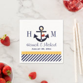 Serviette En Papier Monogramme Jaune et Ancre marine Mariage nautique (En situation)