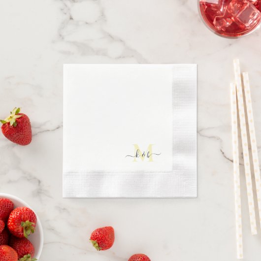 Serviette En Papier Monogramme jaune pâle Swash Script blanc Cocktail (En situation)