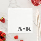 Serviette En Papier Monogramme moderne Noir initial Blanc Personnalisé (En situation)