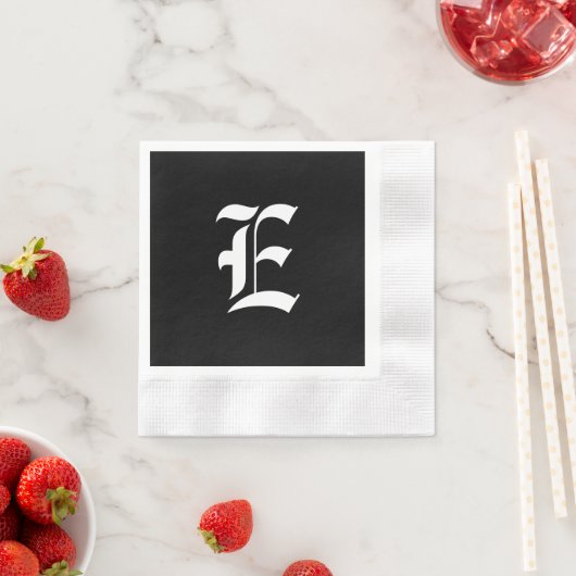 Serviette En Papier Monogramme noir et blanc E initial, (En situation)