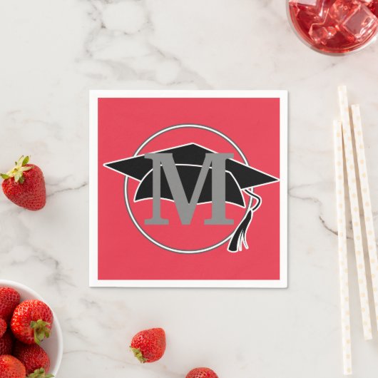 Serviette En Papier Monogramme Red Black Graduation Cap Party (En situation)