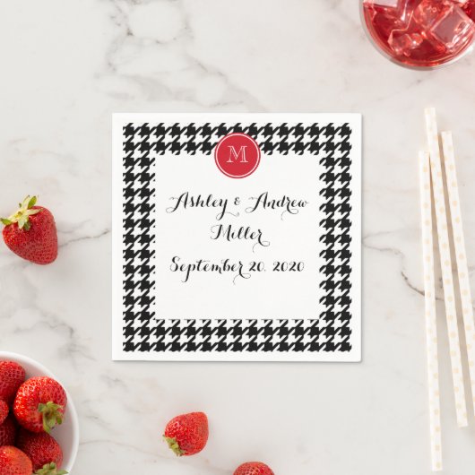 Serviette En Papier Monogramme rouge noir et blanc (En situation)