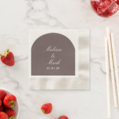 Serviette En Papier Monogramme simple en forme d'arche marron (En situation)