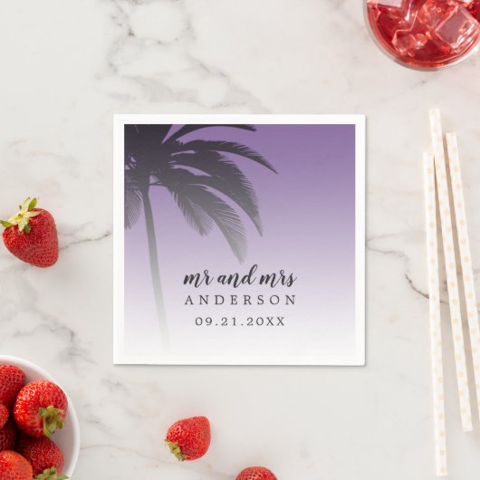 Serviette En Papier Monogramme Violet Tropical Palm Tree Beach Mariage (En situation)