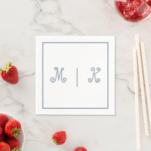 Serviette En Papier Monogrammes Dusty Blue Cool Script Mariage moderne (En situation)