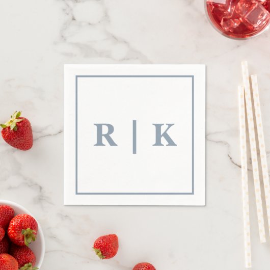 Serviette En Papier Monogrammes Dusty Blue Simple Minimal Mariage tend (En situation)