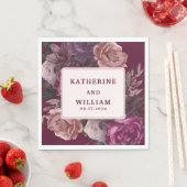 Serviette En Papier Moody foncé bordeaux et violet Mariage floral (En situation)