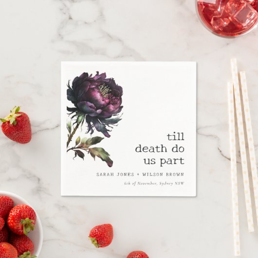 Serviette En Papier Moody Gothic violet foncé Mariage de pivoine noire (En situation)