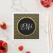 Serviette En Papier Motif Chevron Noir et Or Triple Monogramme (En situation)