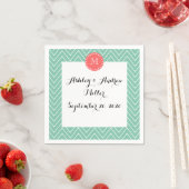 Serviette En Papier Motif Chevron vert Mint | Monogramme de corail (En situation)
