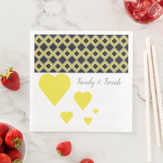Serviette En Papier Motif De Coeurs Jaunes (En situation)