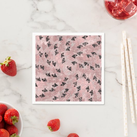 Serviette En Papier Motif Rose rose or et triangles noir (En situation)