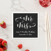 Serviette En Papier "Mr and Mrs" Elegant White Script sur Mariage noir (En situation)