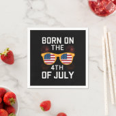 Serviette En Papier Né Sur Les Lunettes De Soleil D'Anniversaire 4 jui (En situation)