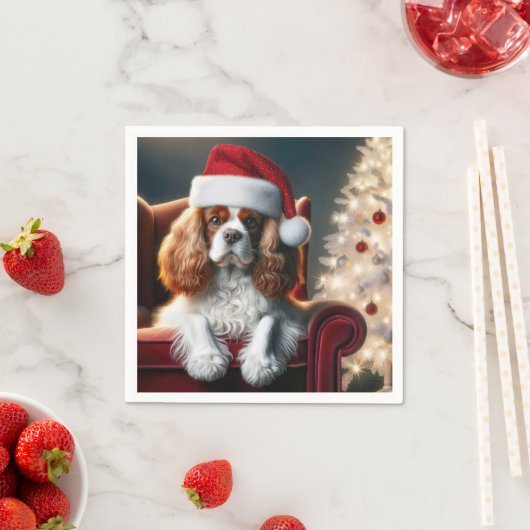 Serviette En Papier Noël Le roi Charles Spaniel sur une chaise rouge (En situation)