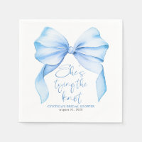 Noeud papillon bleu poussiéreux Elle noue le noeud