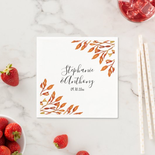 Serviette En Papier Noir et blanc avec rouille Feuilles d'automne Mari (En situation)