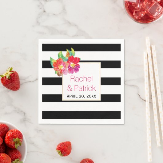 Serviette En Papier Noir, rayures blanches, fleurs d'aquarelle mariage (En situation)