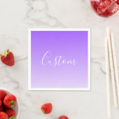 Serviette En Papier Nom de script cursif & ombre violet clair modifiab (En situation)