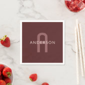 Serviette En Papier Nom Monogramme d'apparence moderne | Rouge marron (En situation)