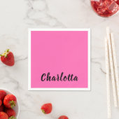 Serviette En Papier Nom noir moderne | Couleur rose chaude néon (En situation)