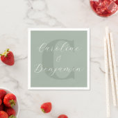 Serviette En Papier Noms de mariage chic en script monogramme vert sau (En situation)