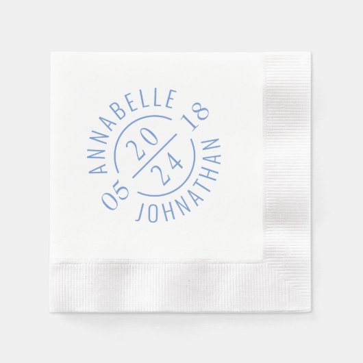Serviette En Papier Noms et date du badge Mariage moderne bleu doux (Devant)
