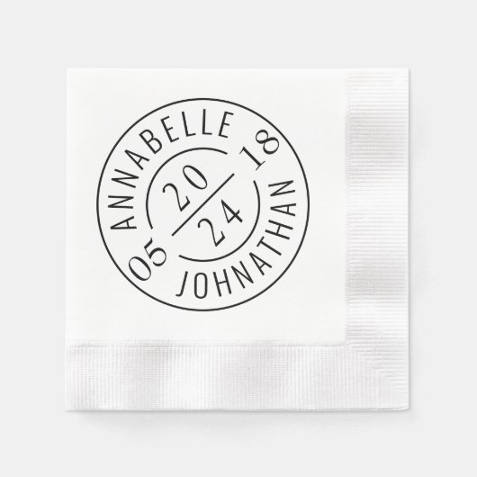 Serviette En Papier Noms et date du badge Mariage moderne en noir blan (Devant)