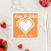 Serviette En Papier Nos cœurs 8 bits dans des serviettes orange (En situation)