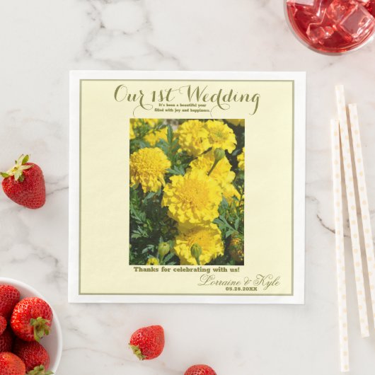 Serviette En Papier Notre premier anniversaire Mariage Carnation jaune (En situation)