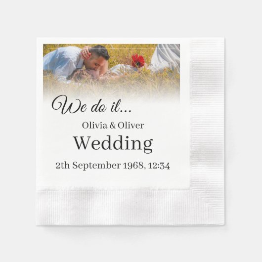 Serviette En Papier Nous le faisons - Embrasser un couple sur un pré (Devant)