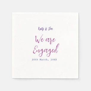 Serviette En Papier Nous sommes fiancés rose violet nom date élégant s