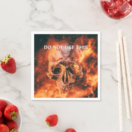 Serviette En Papier N'Utilisez Pas Ceci. Crâne flamboyant dans l'espac (En situation)