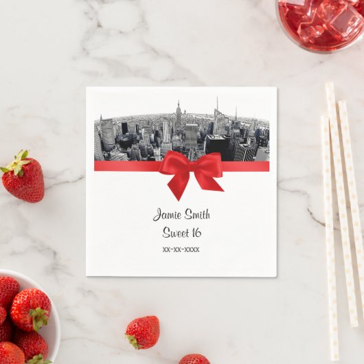 Serviette En Papier NYC Etched Fisheye Skyline BW Red Napkins (En situation)