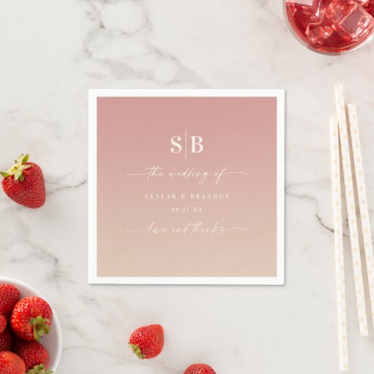 Serviette En Papier Ombre Dusty Rose & Champagne Mariage monogramme (En situation)