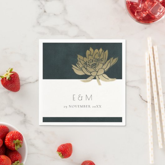 SERVIETTE EN PAPIER OR EMERALD VERT LOTUS MARIAGE MONOGRAMME FLORAL (En situation)