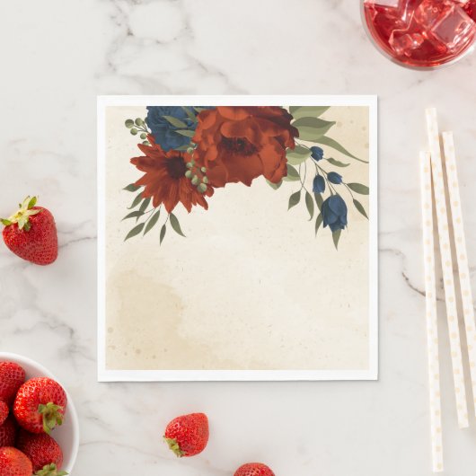 Serviette En Papier orange brûlé et bleu marine floral (En situation)