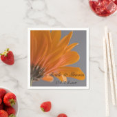 Serviette En Papier Orange Daisy sur Mariage gris (En situation)