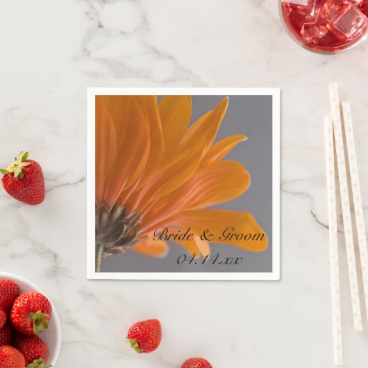 Serviette En Papier Orange Daisy sur Mariage gris (En situation)
